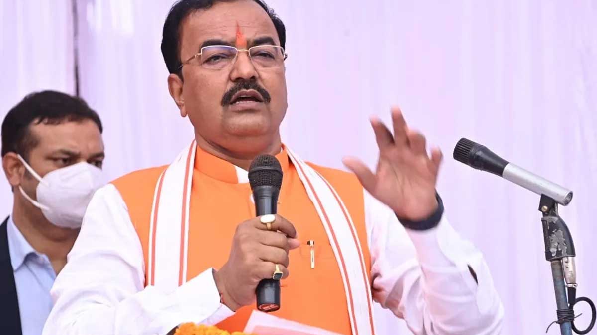 UP: डिप्टी सीएम का सपा पर हमला- अपराधियों से गहरा रिश्ता, योगी सरकार रहम नहीं करेगी