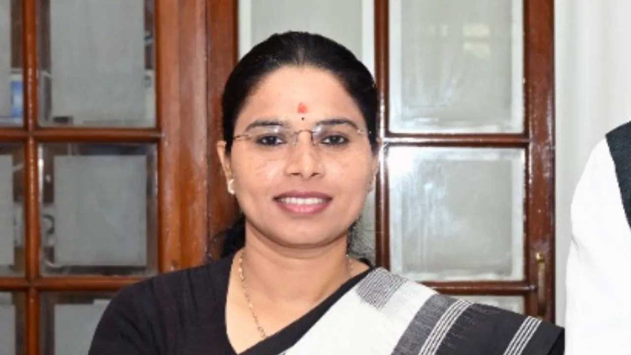 सपा से बाहर हुईं विधायक पूजा पाल, अब भाजपा में जाने की अटकलें तेज