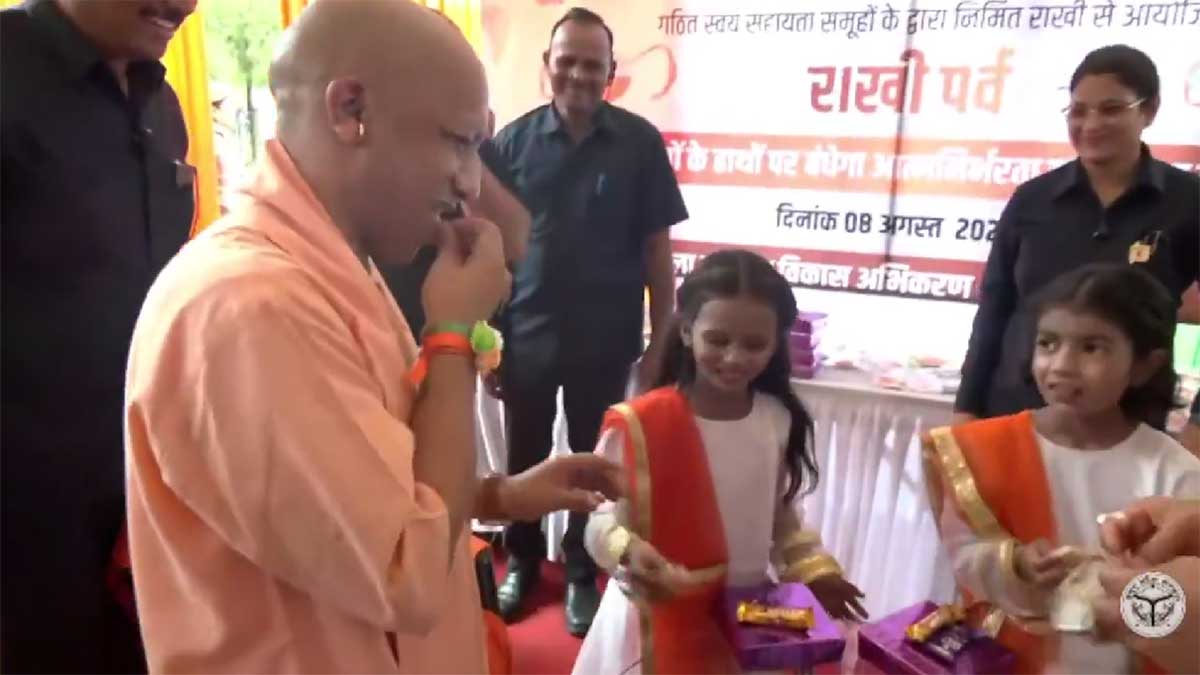 पहले आप खाइए, बच्ची की जिद पर सीएम योगी आदित्यनाथ ने खाई मिठाई, राखी के मौके पर दिल छू लेने वाला लम्हा