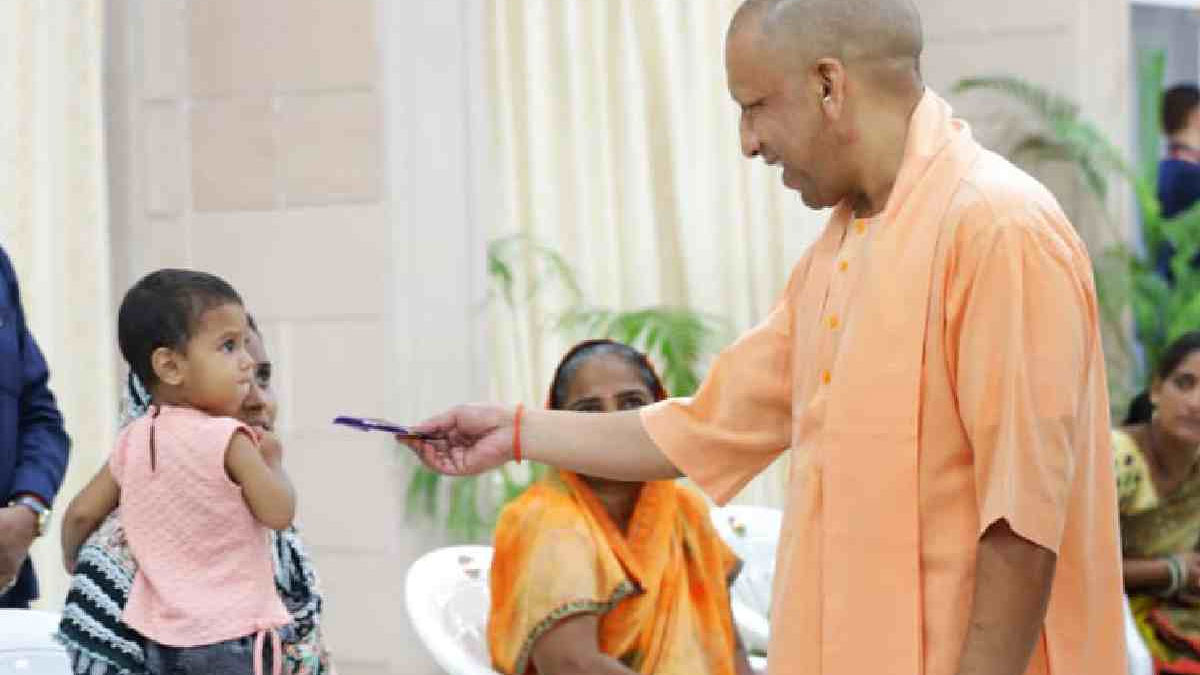 UP News: जनता दर्शन में बुजुर्ग मां की व्यथा सुन भावुक हुए सीएम योगी, कैंसर पीड़ित बेटे के इलाज का दिया आदेश