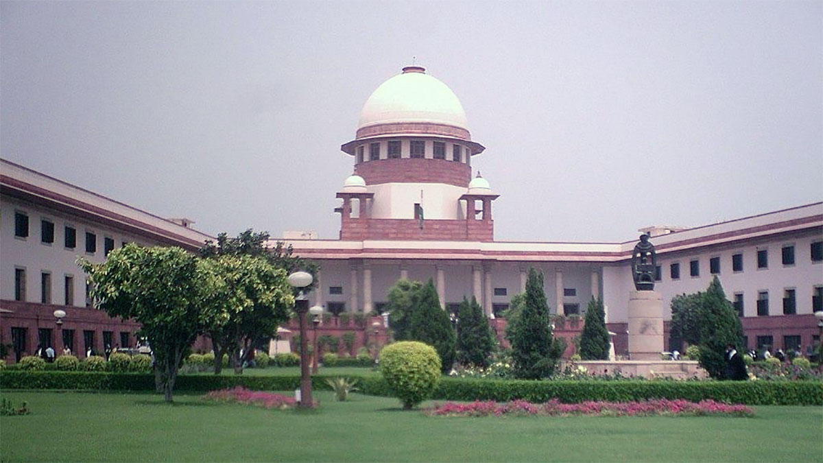 सुप्रीम कोर्ट के बाहर सीवर की हाथ से सफाई पर बवाल, पीडब्ल्यूडी पर ₹5 लाख जुर्माना – जज बोले, “अधिकारियों को जगा दो”