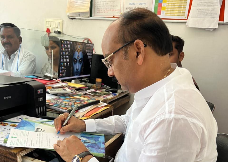 सांसद अरुण सागर ने बाढ़ पीड़ितों की मदद हेतु सीएम योगी को लिखा पत्र,कहा इस दुखद घड़ी में हम जनपदवासियों के साथ हैं,कोई समस्या आए तो कभी भी संपर्क कर सकते है 
