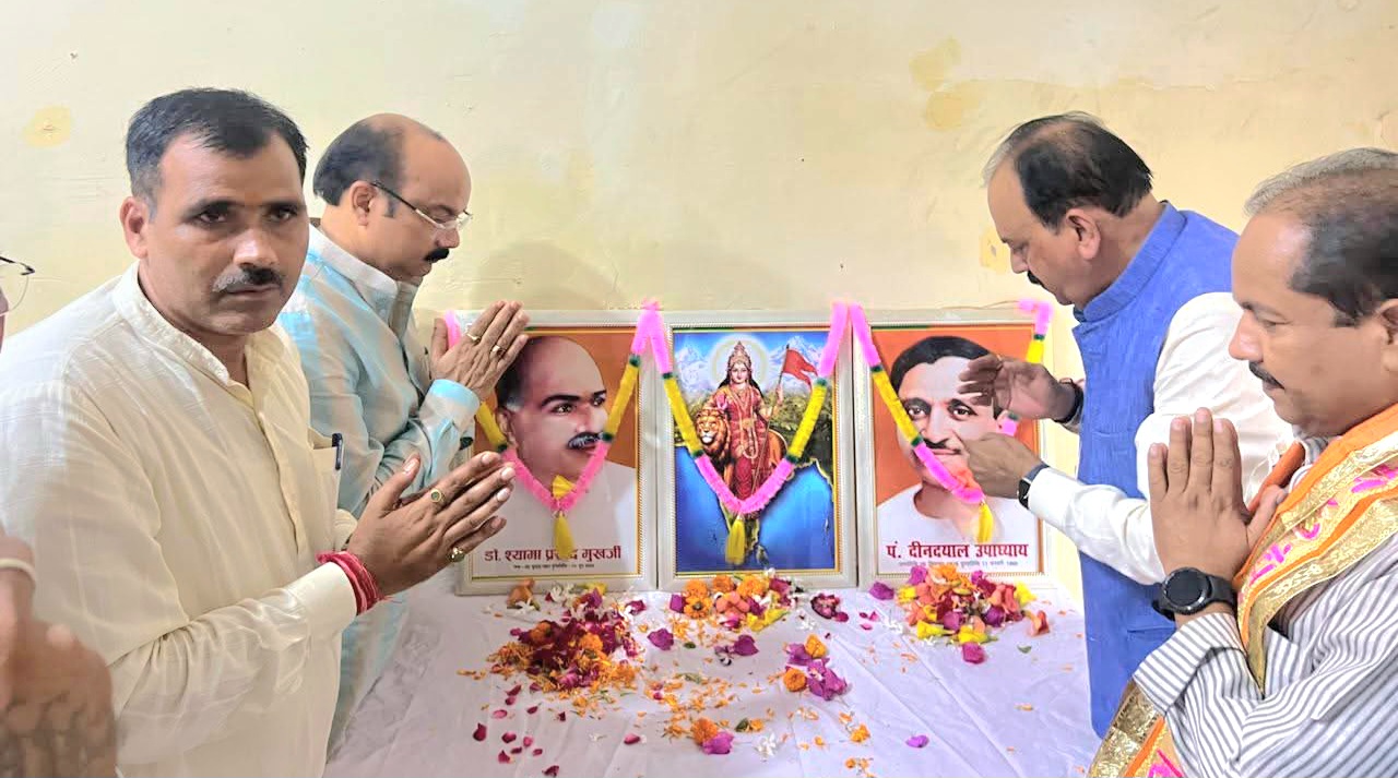 शाहजहांपुर  में पंडित दीनदयाल उपाध्याय की जयंति पर  सांसद अरुण सागर  बोले  पंडित दीनदयाल उपाध्याय भारत माता के महान सपूत और एकात्म मानववाद के प्रणेता थे 
