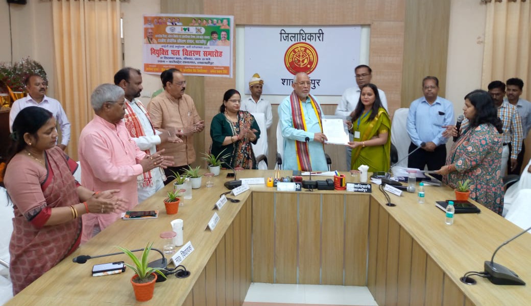 शाहजहांपुर: वित्त मंत्री सुरेश खन्ना ने अनुदेशकों के नियुक्ति पत्र वितरण कार्यक्रम में 10 नवचयनित आईटीआई अनुदेशकों को नियुक्ति पत्र प्रदान किए