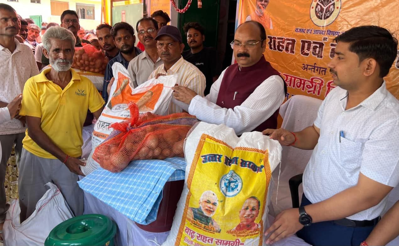 सांसद अरुण सागर ने 750 बाढ़ पीड़ितों को विभिन्न विधानसभा में  राहत सामग्री किट बांटी,बाढ़ पीड़ितों से मिलकर हर संभव मदद का दिया भरोसा
