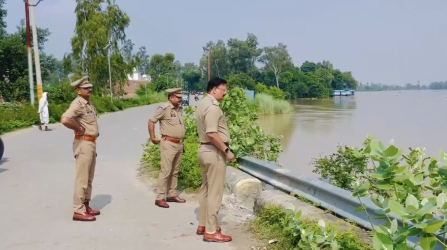 शाहजहांपुर में पुलिस अधीक्षक राजेश द्विवेदी ने गर्रा तथा खन्नौत नदी के बढ़ते जलस्तर के दृष्टिगत बाढ़ प्रभावित क्षेत्रों का किया स्थलीय निरीक्षण 