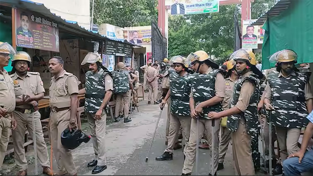 वाराणसी कचहरी में वकील-पुलिस भिड़ंत, दरोगा और सिपाही की पिटाई से बढ़ा तनाव