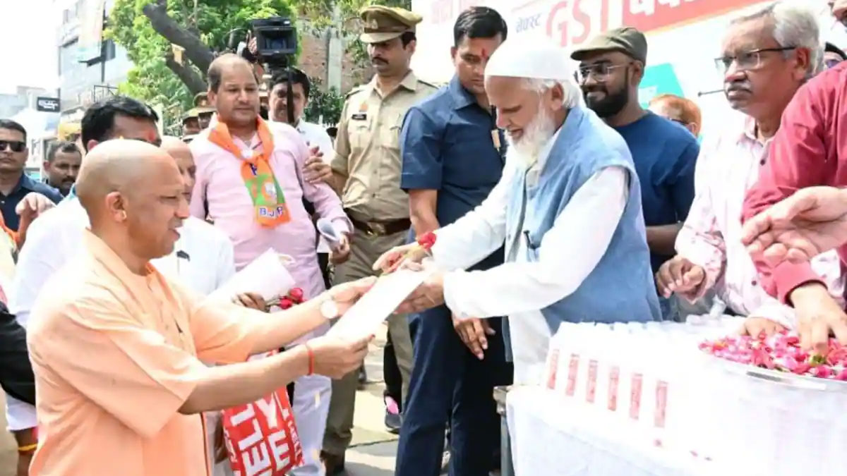 सीएम योगी ने गोरखपुर में शुरू किया GST जागरूकता अभियान, व्यापारियों को दिए स्टीकर और गुलाब के फूल
