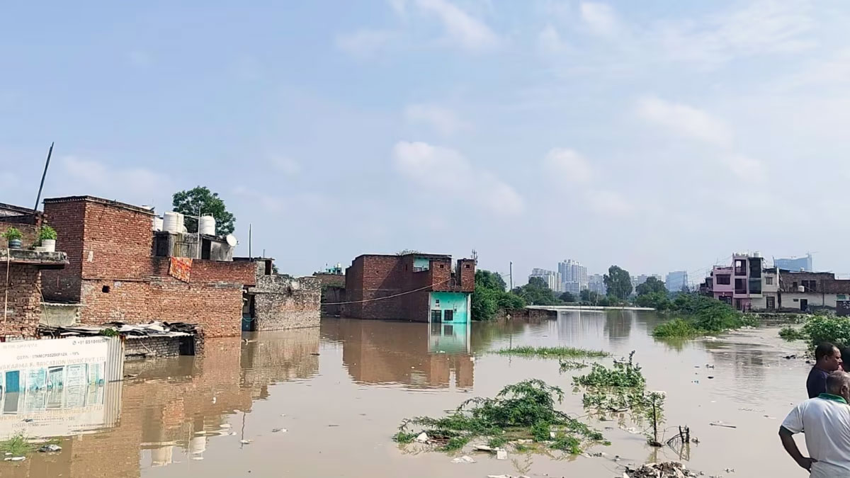 दिल्ली में बाढ़ का खतरा, यमुना का जलस्तर खतरे के निशान से ऊपर, निचले इलाके डूबे