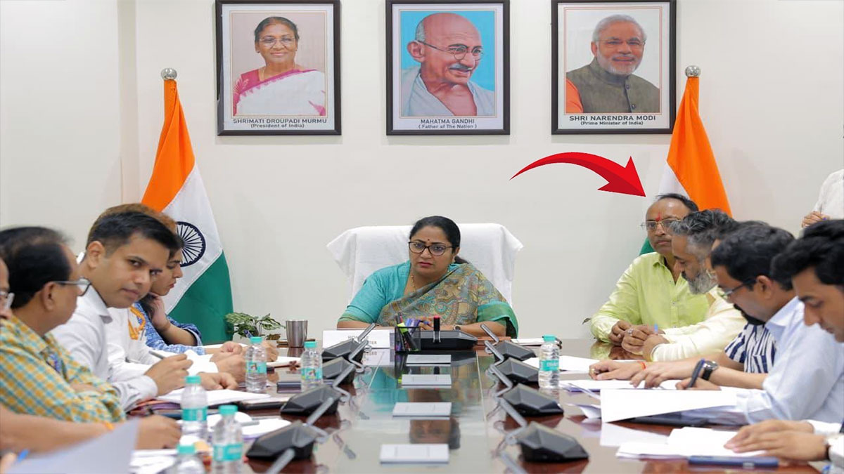 CM रेखा गुप्ता की ऑफिशियल मीटिंग में पति भी दिखे साथ, AAP बोली- दिल्ली में चल रही है फुलेरा की पंचायत