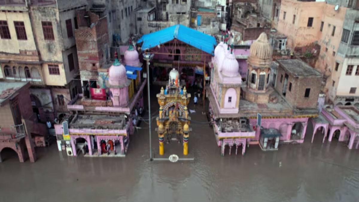 मथुरा में बाढ़ का खतरा: खतरे के निशान पार कर गई यमुना, गांवों का संपर्क टूटा, नाव संचालन बंद