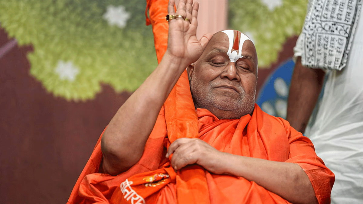 मेरठ की रामकथा में स्वामी रामभद्राचार्य का विवादित बयान, बोले- हिंदुओं में बेटियां देवी, बाकी धर्मों में बेबी