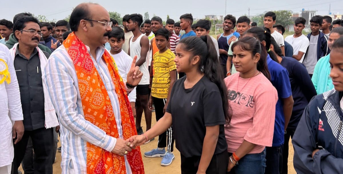 सुदामा प्रसाद विद्यास्थली में खेल प्रतियोगिता कार्यक्रम में पहुंचे मुख्य अतिथि सांसद अरूण सागर ने खिलाड़ियों का बढ़ाया हौसला