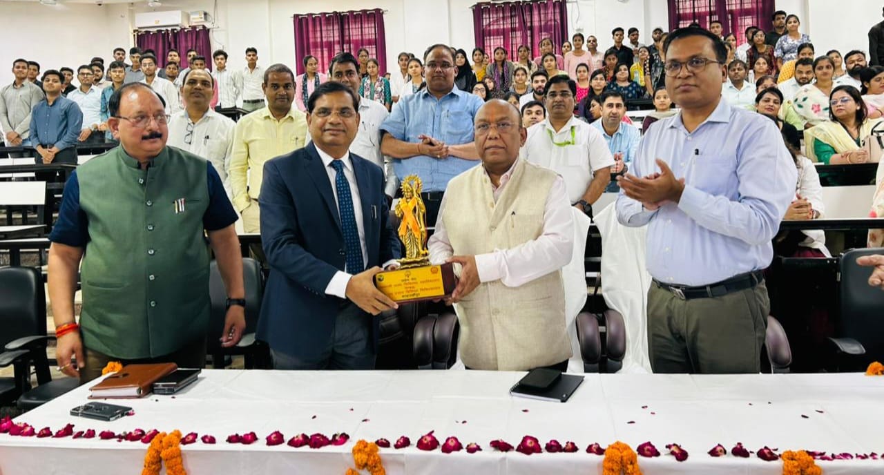 मेडिकल कॉलेज का अपर मुख्य सचिव  चिकित्सा स्वास्थ्य, परिवार कल्याण एवं चिकित्सा शिक्षा अमित  घोष ने किया निरीक्षण,निर्माण कार्यों जल्द पूर्ण करने के दिए निर्देश