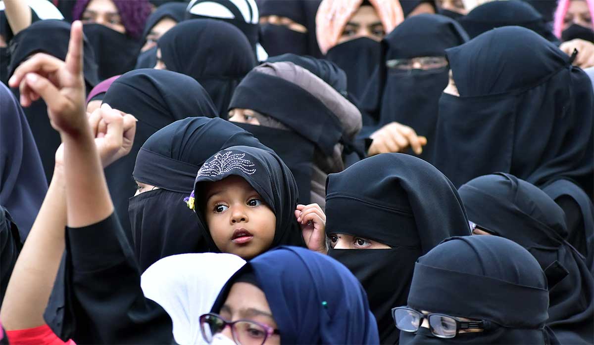 Kerala Hijab Row: केरल हिजाब विवाद: हम करेंगे तहे दिल से स्वागत - प्रिंसिपल का बयान, पर छात्रा के माता-पिता बोले- बेटी तनाव में है