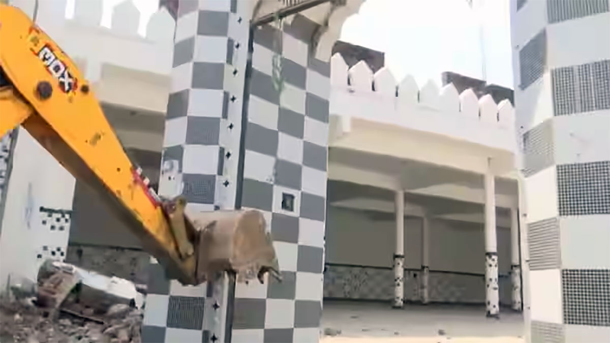 संभल में तालाब किनारे बनी अवैध मस्जिद पर चला बुलडोजर, भारी पुलिस बल तैनात