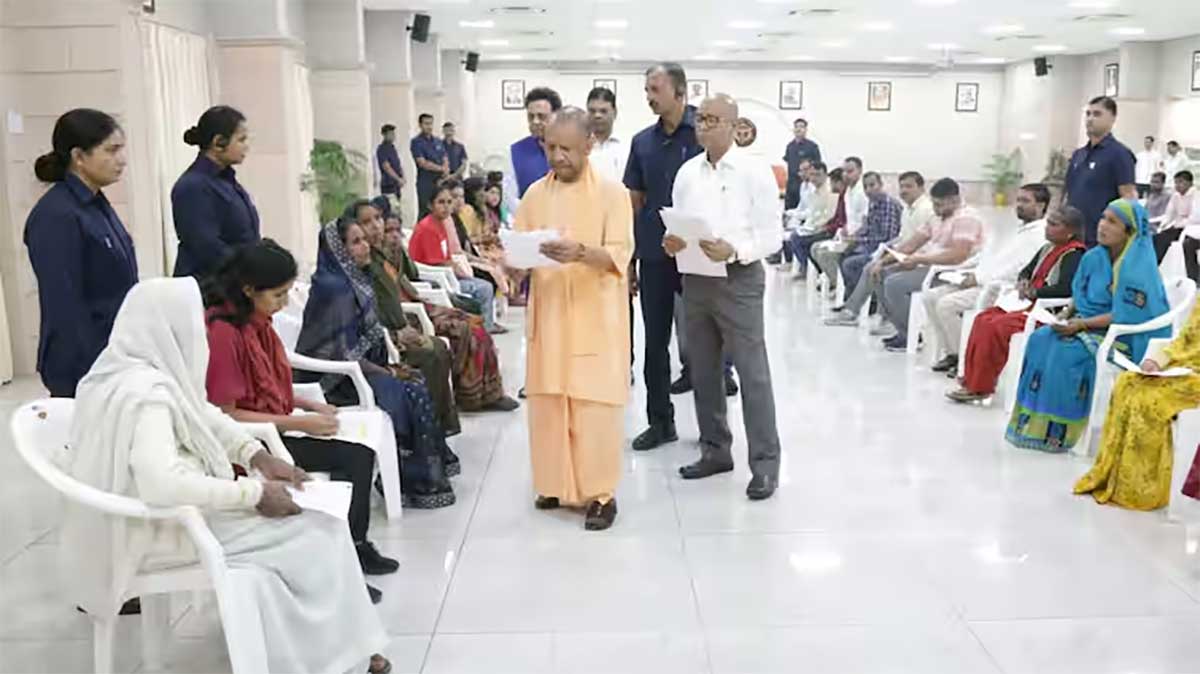 Lucknow News: दीपावली के बाद CM योगी का जनता दर्शन, बोले- जनसेवा ही सरकार की प्राथमिकता, अधिकारियों को दिए सख्त निर्देश