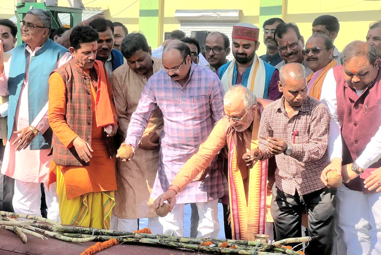 वित्त मंत्री सुरेश खन्ना और भाजपा सांसद अरुण सागर ने रोजा के अवध शुगर एंड एनर्जी लिमिटेड में गन्ना पेराई सत्र का पूजन कर किया शुभारंभ