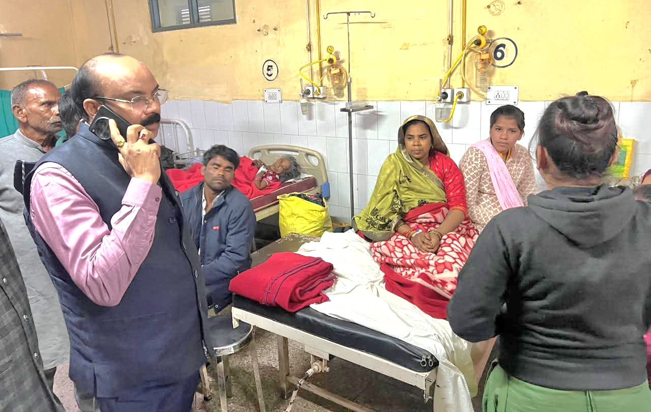 सांसद अरुण सागर ने किया राजकीय मेडिकल कालेज का निरीक्षण,मिली अव्यवस्थाएं,सांसद ने फोन कर प्राचार्य एवं सीएमएस से जताई नाराजगी
