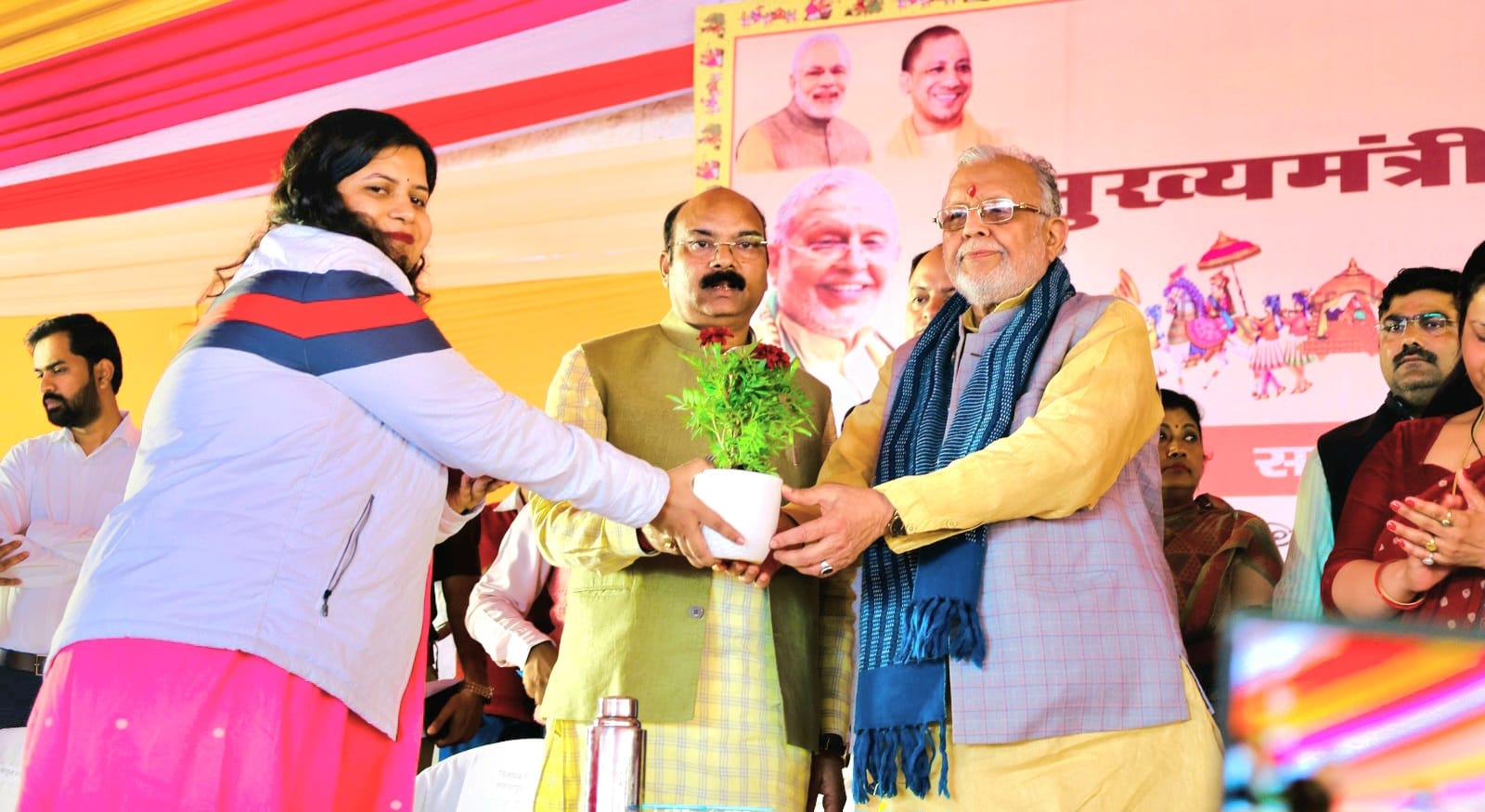 मुख्यमंत्री सामुहिक विवाह कार्यक्रम मे पहुंचे वित्तमंत्री सुरेश खन्ना और सांसद शाहजहांपुर अरुण सागर, जोड़ों को दिया आशिर्वाद