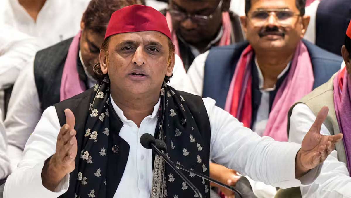 VVPAT पर्चियां कूड़े में मिलने पर भड़के अखिलेश यादव, बोले- BJP लोकतंत्र नहीं, लूटतंत्र में भरोसा करती है