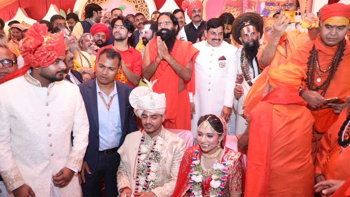 CM मोहन यादव के बेटे की शादी में राजनेताओं के साथ पहुंचे पंडित धीरेंद्र शास्त्री, बोले- ऐसा आयोजन सभी शहरों में होना चाहिए