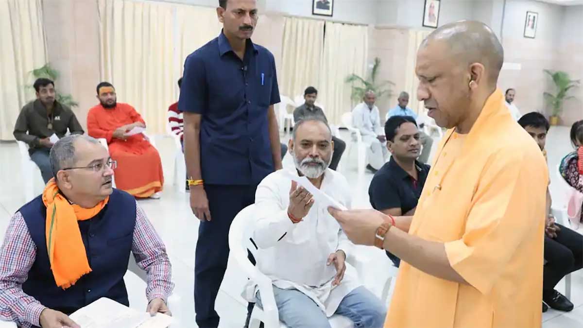 किसी गरीब का इलाज धन के अभाव में नहीं रुकेगा, जनता दर्शन में CM योगी का सख्त निर्देश