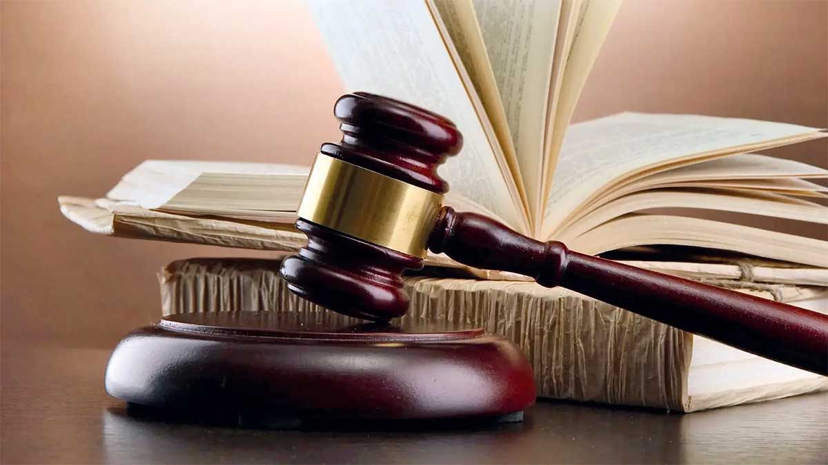 यूपी में DM जसजीत कौर के खिलाफ हाईकोर्ट ने जारी किया जमानती वारंट, अदालत में पेश होने का आदेश