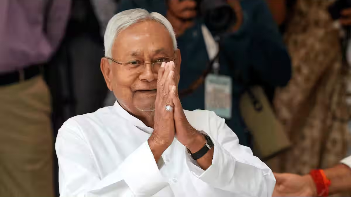 NDA की सुनामी के 5 सबसे बड़े फैक्टर, महिलाओं के खाते में ₹10 हजार, बेदाग चेहरा और जंगलराज की याद.., इन कारणों से बिहार में उड़ा गर्दा