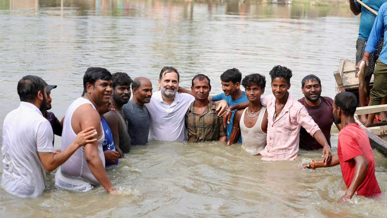 बिहार चुनाव 2025: तालाब में उतरे राहुल गांधी, क्या ‘राजनीतिक छलांग’ से महागठबंधन की नैया लगेगी पार? 40-50 सीटों पर असर की उम्मीद
