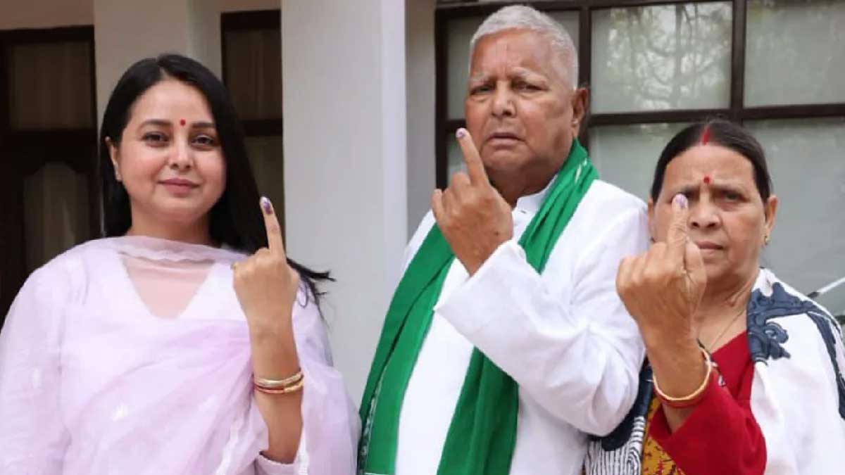 लालू परिवार में महाभारत, रोहिणी आचार्य ने तेजस्वी यादव पर लगाए गंभीर आरोप, चप्पल उठाने की बात सामने आई, पार्टी में कलह उजागर