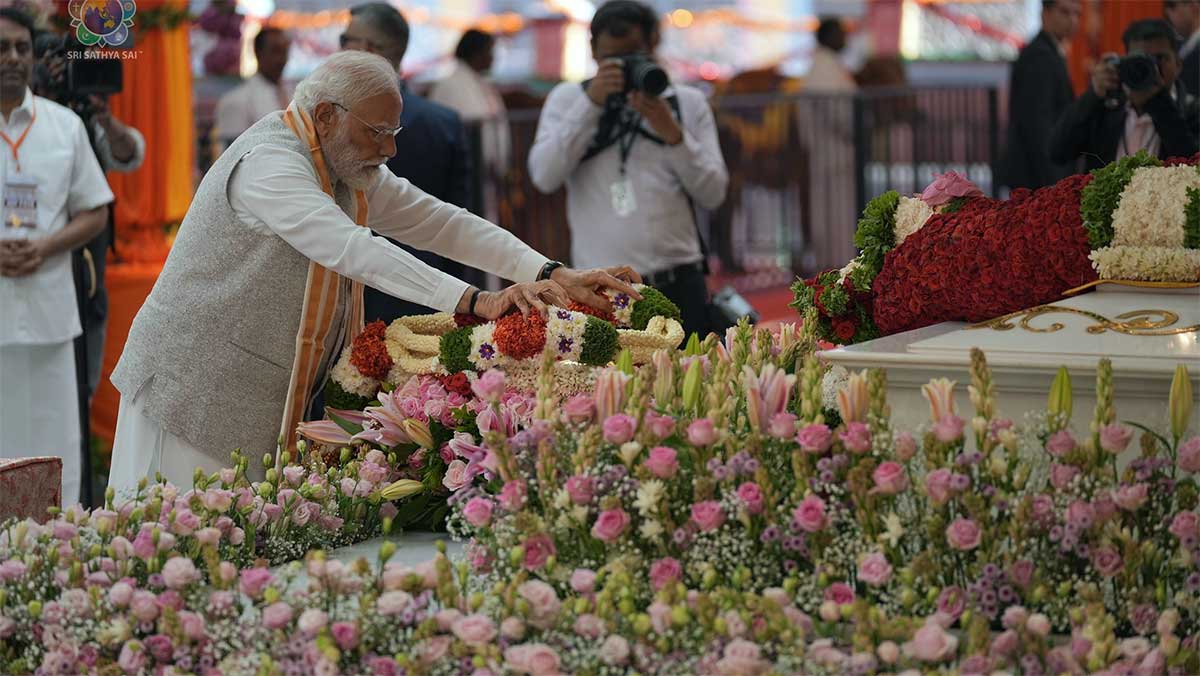 पीएम मोदी ने आंध्र प्रदेश में श्री सत्य साईं बाबा मंदिर में की पूजा, तमिलनाडु में किसानों को देंगे ₹18000 करोड़ की सौगात