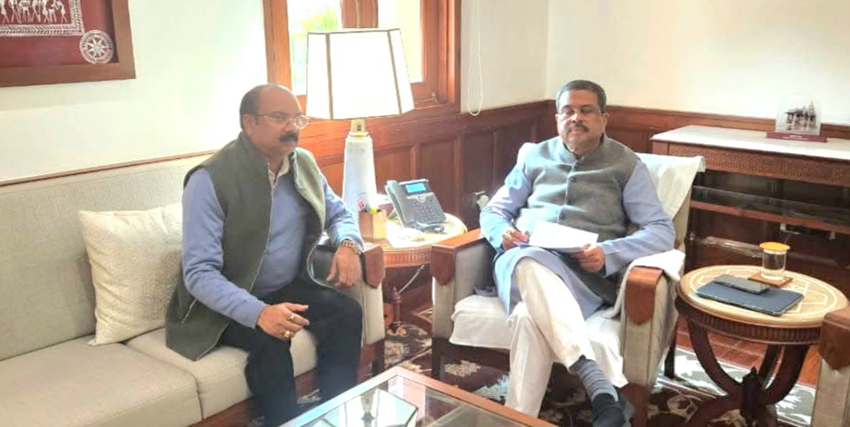 सांसद अरुण सागर ने शिक्षामंत्री धर्मेंद्र प्रधान के सामने शिक्षकों की उठाई आवाज,पत्र देकर बोले-शिक्षकों के हक को पूरा किया जाए
