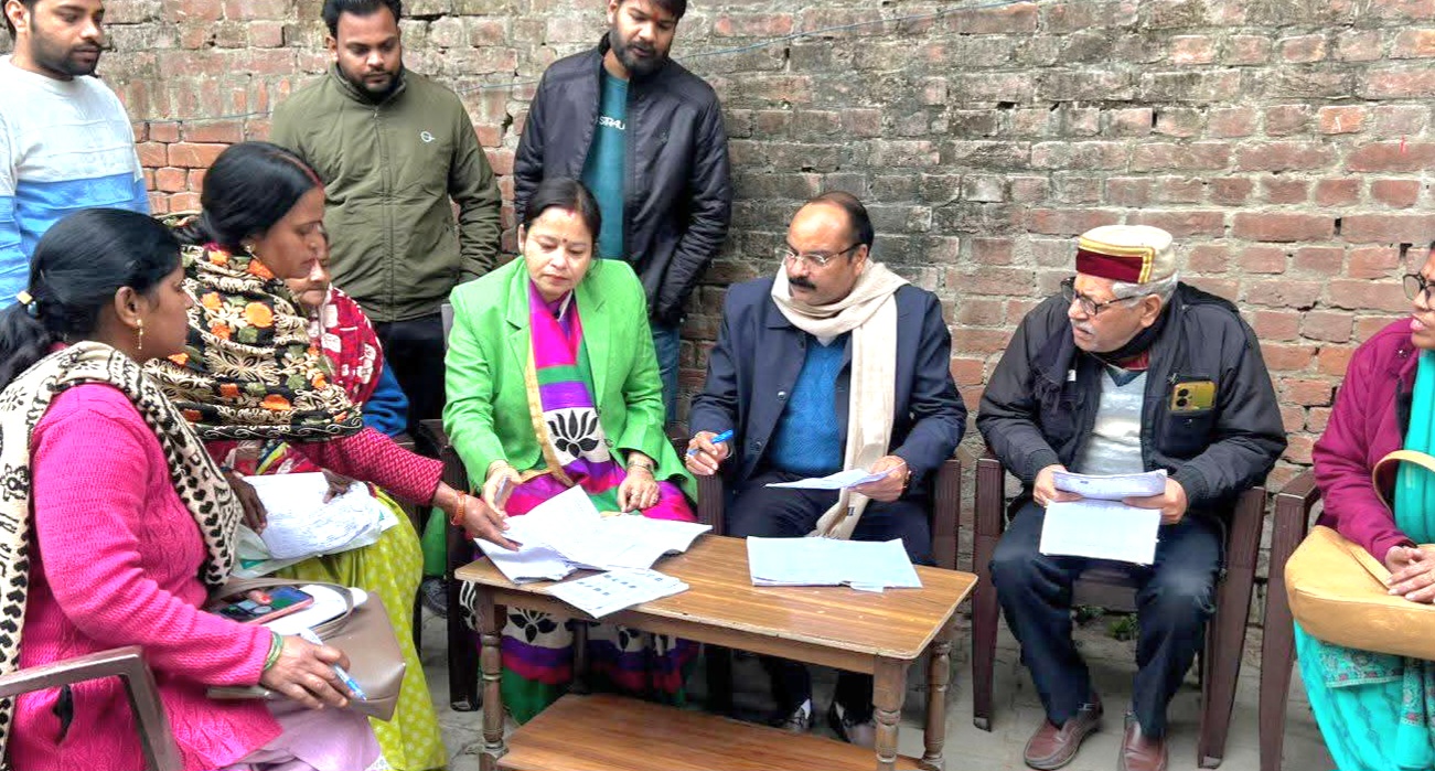 सांसद अरुण सागर ने शाहजहांपुर लोकसभा क्षेत्र में एसआईआर के तहत सूची का निरीक्षण कर बीएलओ के साथ की बैठक,बूथों की सूची को किया चेक