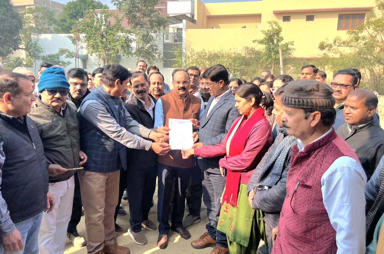 टीईटी उत्तीर्ण न करने की दशा में शिक्षकों को अनिवार्य सेवानिवृत्ति देने के विरोध में शिक्षक संघ ने प्रधानमंत्री के नाम सांसद अरुण सागर को दिया ज्ञापन