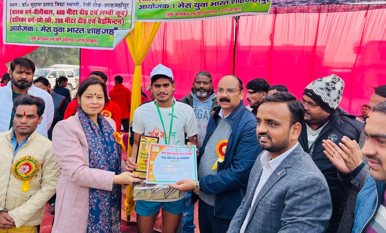 खेल समापन पर मुख्य अतिथि सांसद अरुण सागर ने खिलाड़ियों को पुरूस्कार देकर बढ़ाया हौसला,सुदामा प्रसाद विद्यास्थली में हुआ आयोजन 