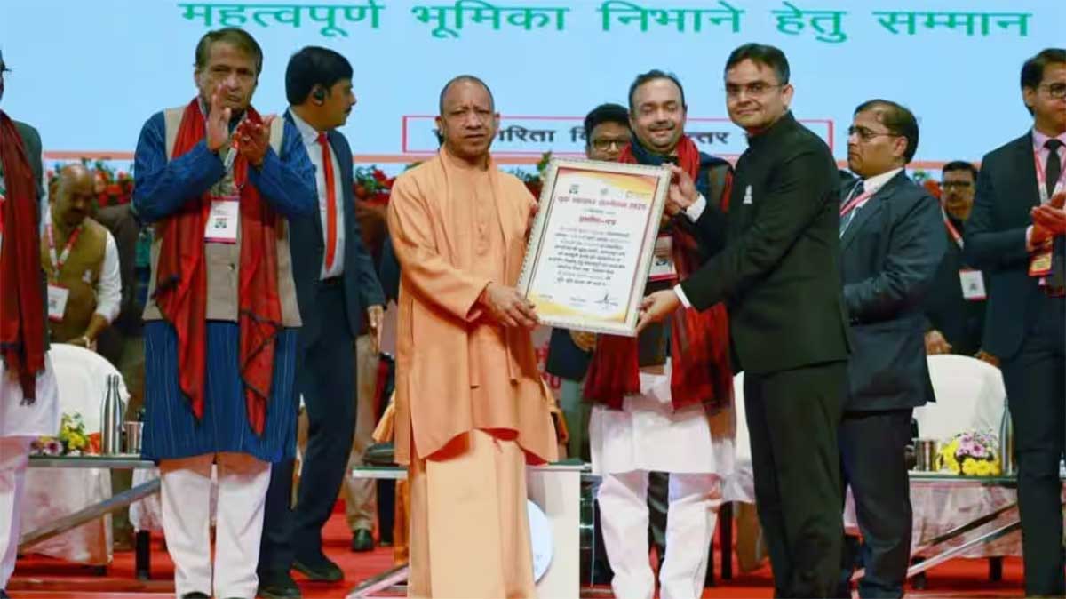 युवा शक्ति से समृद्ध होगा सहकारिता क्षेत्र, CM योगी ने किया युवा सहकार सम्मेलन का आगाज, वाराणसी और महाराजगंज के DM सम्मानित