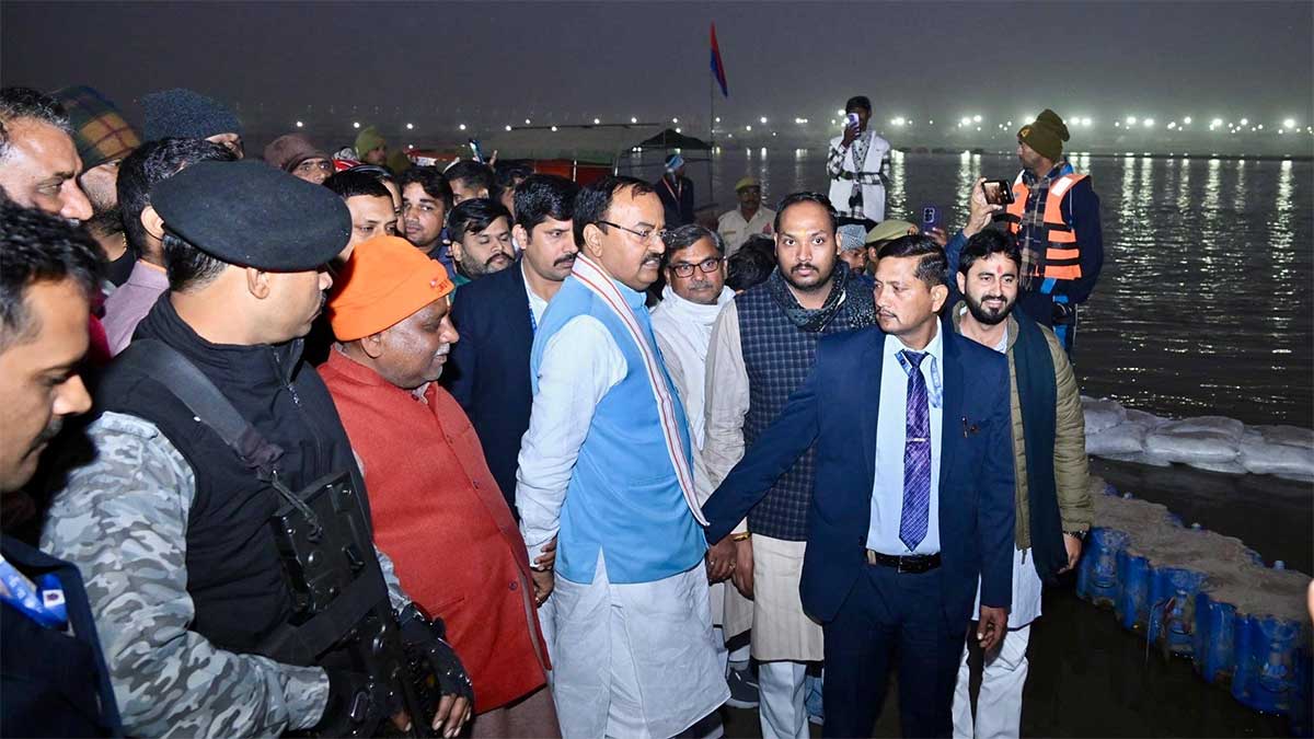 सतुआ बाबा के चक्कर में न पड़ो..., माघ मेले में डिप्टी सीएम केशव मौर्य ने DM की लगाई क्लास, रोटी बनाने वाले वीडियो पर कसा तंज
