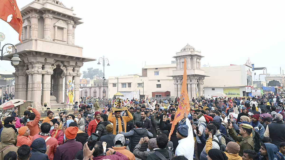 नए साल के जश्न से पहले ही काशी में जनसैलाब, 10 गुना बढ़ी भीड़, बड़े वाहनों की एंट्री पर...