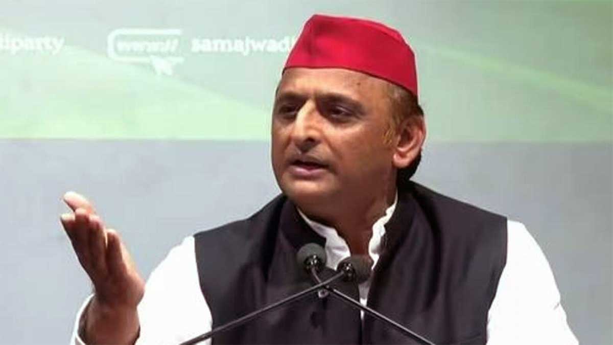 डबल इंजन ही नहीं, अब डिब्बे भी भिड़ रहे, यूपी में बीच सड़क पर भिड़े BJP के मंत्री-विधायक, अखिलेश ने ली चुटकी