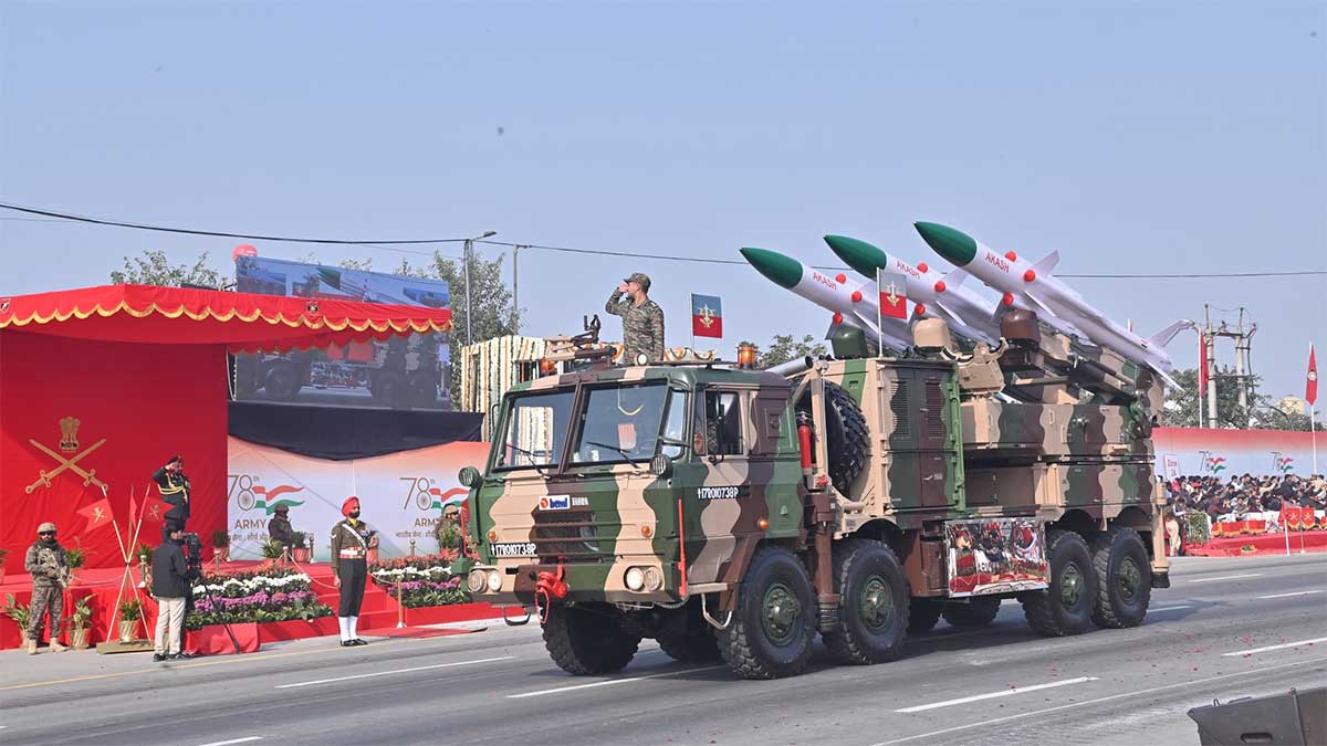 Jaipur Army Parade: जमीन से आसमान तक दिखी भारत की ताकत, डेढ़ लाख लोगों के सामने सेना ने दिखाए घातक हथियार