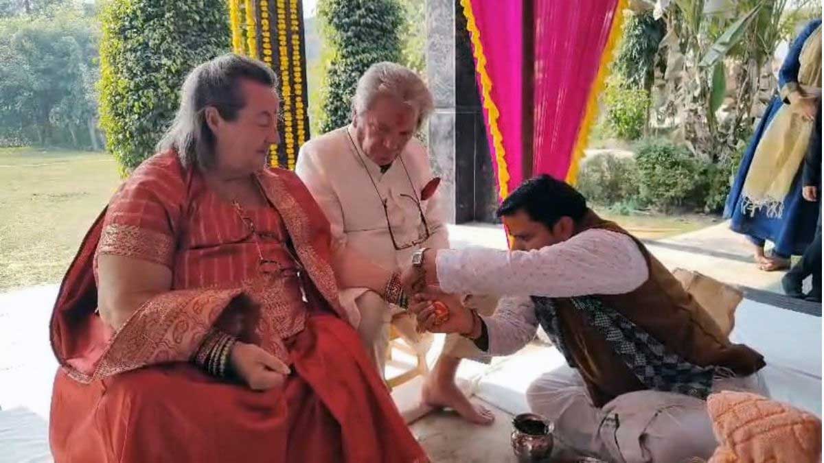 40 साल लिव-इन में रहने के बाद आगरा में लिए सात फेरे, ताजमहल देखने आए फ्रेंच कपल ने हिंदू रीति से रचाई शादी