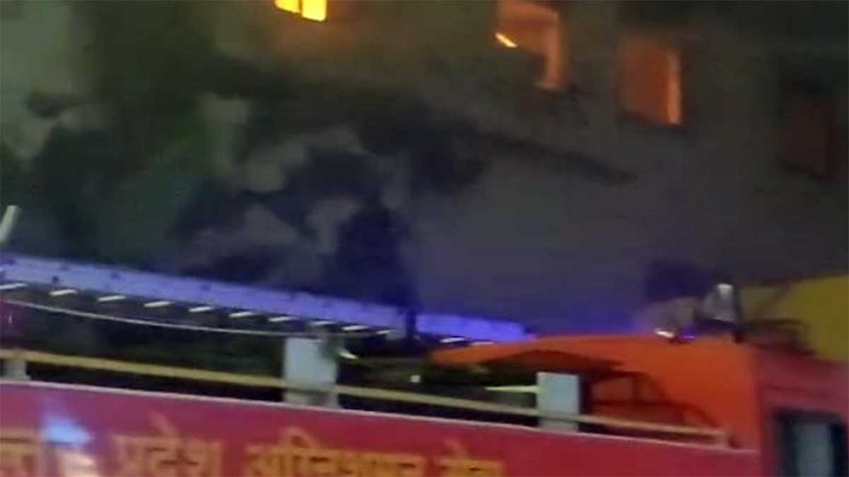 गोरखपुर में धू-धू कर जला जीएसटी ऑफिस, 10 घंटे तक आग से जूझते रहे फायर फाइटर, सारे रिकॉर्ड खाक
