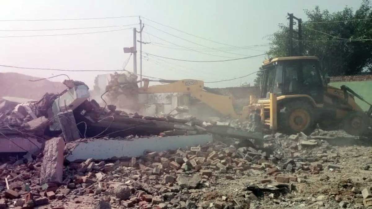 UP: सरकारी जमीन पर बनी मस्जिद हटाई गई, 20 गरीबों को मिली जमीन, प्रशासन ने वसूला 8 लाख का जुर्माना