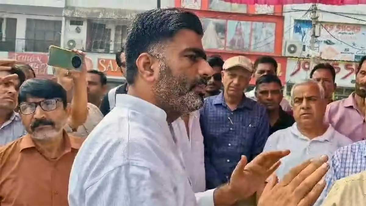 मेरठ: पीड़ित दलित परिवार से मिलने जा रहे सपा सांसद रामजीलाल सुमन को पुलिस ने रोका, टोल पर ही धरने पर बैठे नेता