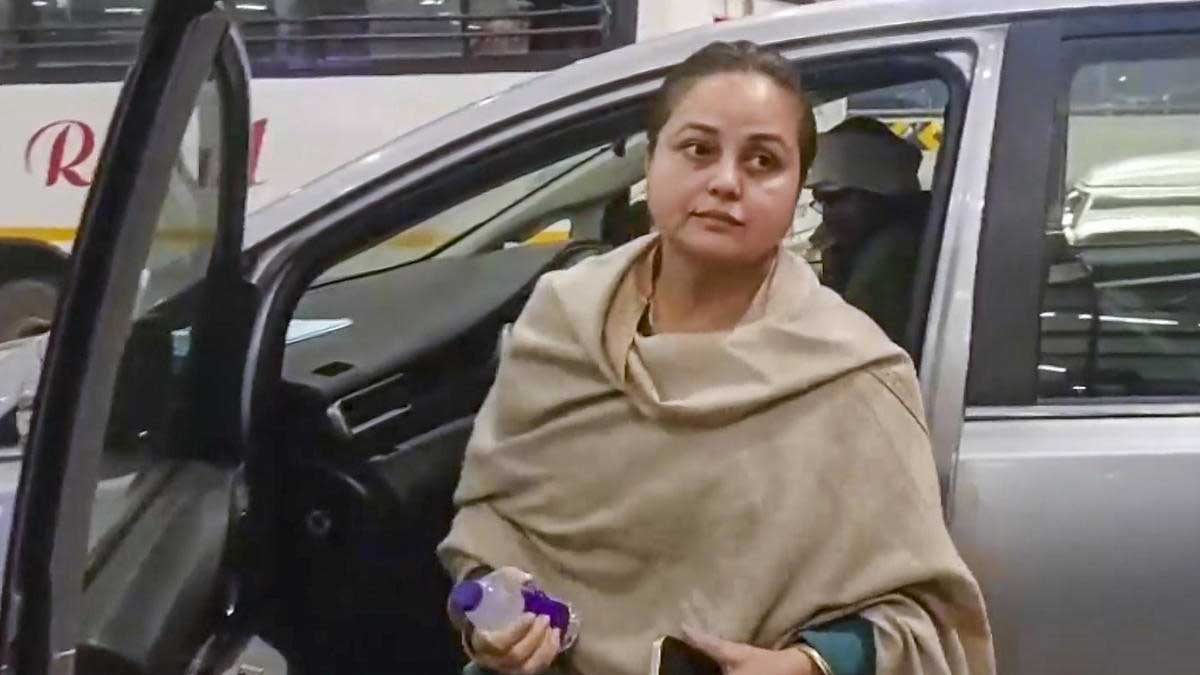 विरासत मिटाने पर तुले हैं अपने ही, लालू यादव की बेटी रोहिणी आचार्य ने इशारों में किस पर साधा निशाना
