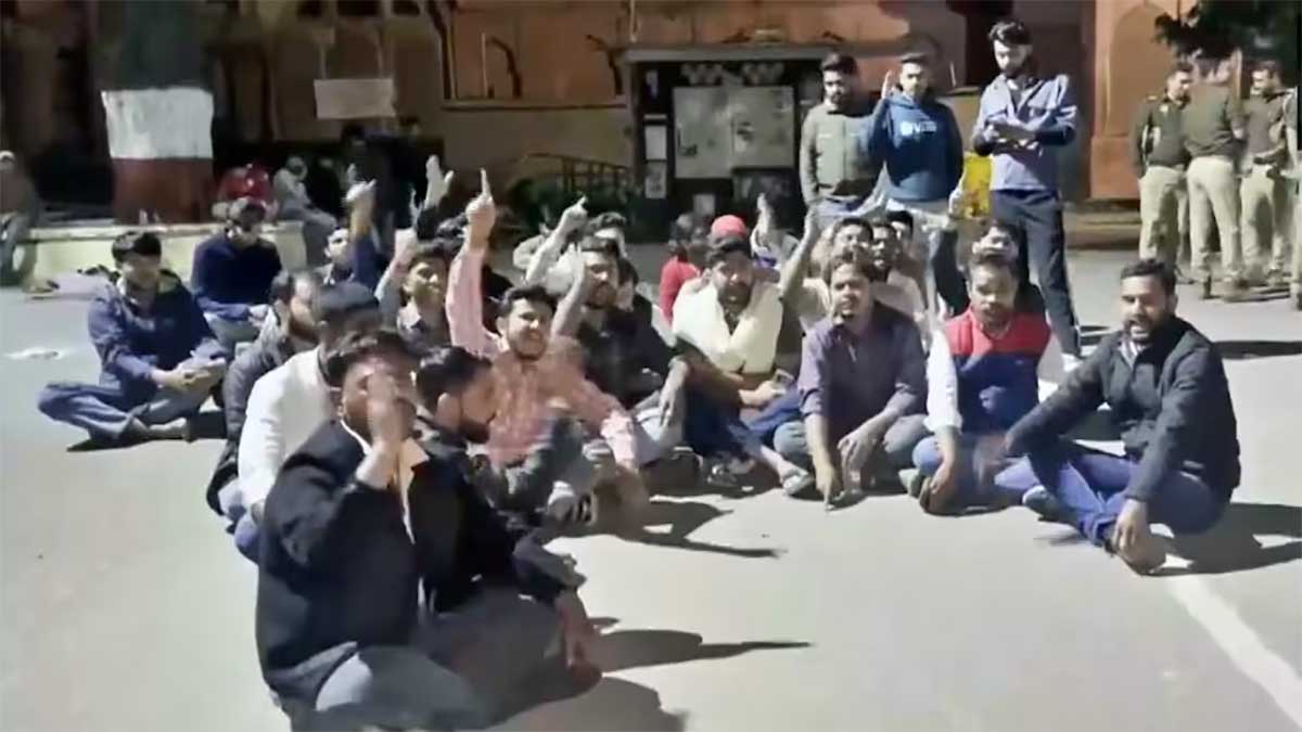 लखनऊ यूनिवर्सिटी में नमाज और इफ्तार पर भारी बवाल, जय श्री राम के नारों से गूंजा कैंपस