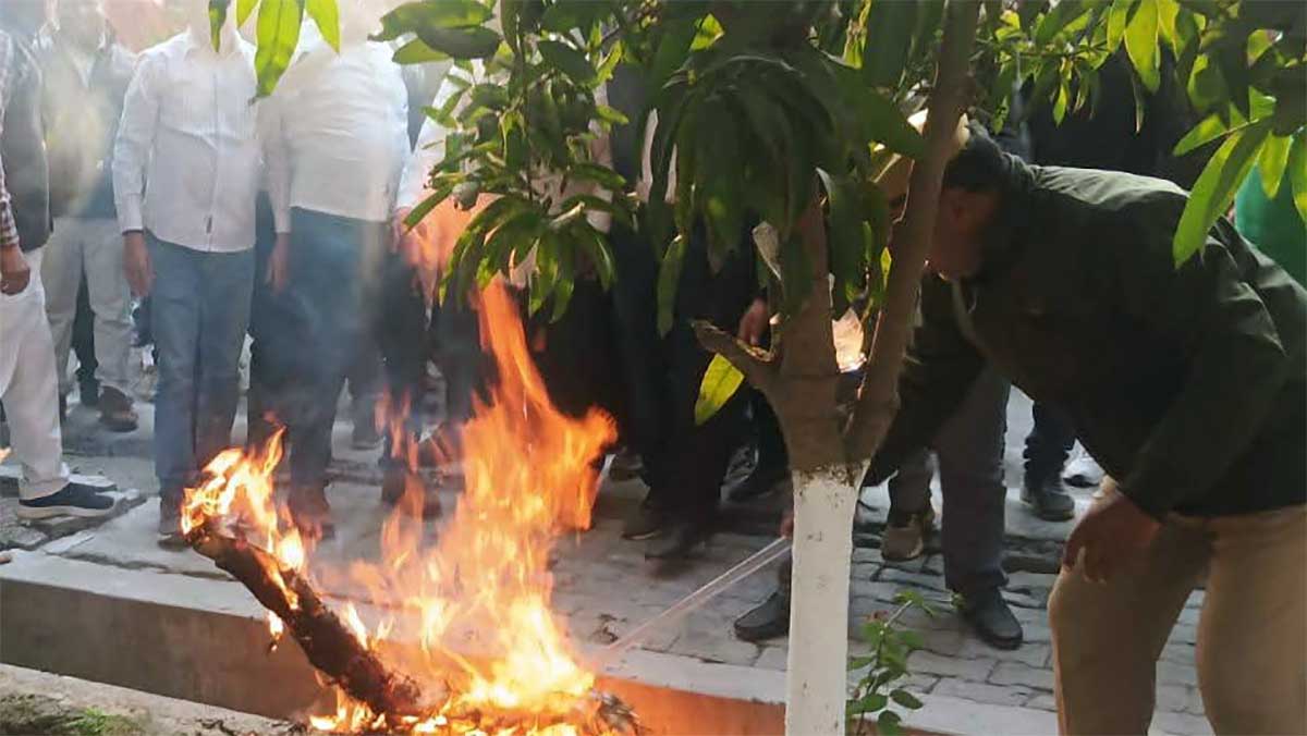 TET अनिवार्यता पर भड़के गुरुजी, अलीगढ़ में सड़क पर संग्राम, केंद्रीय मंत्री जयंत चौधरी का फूंका पुतला