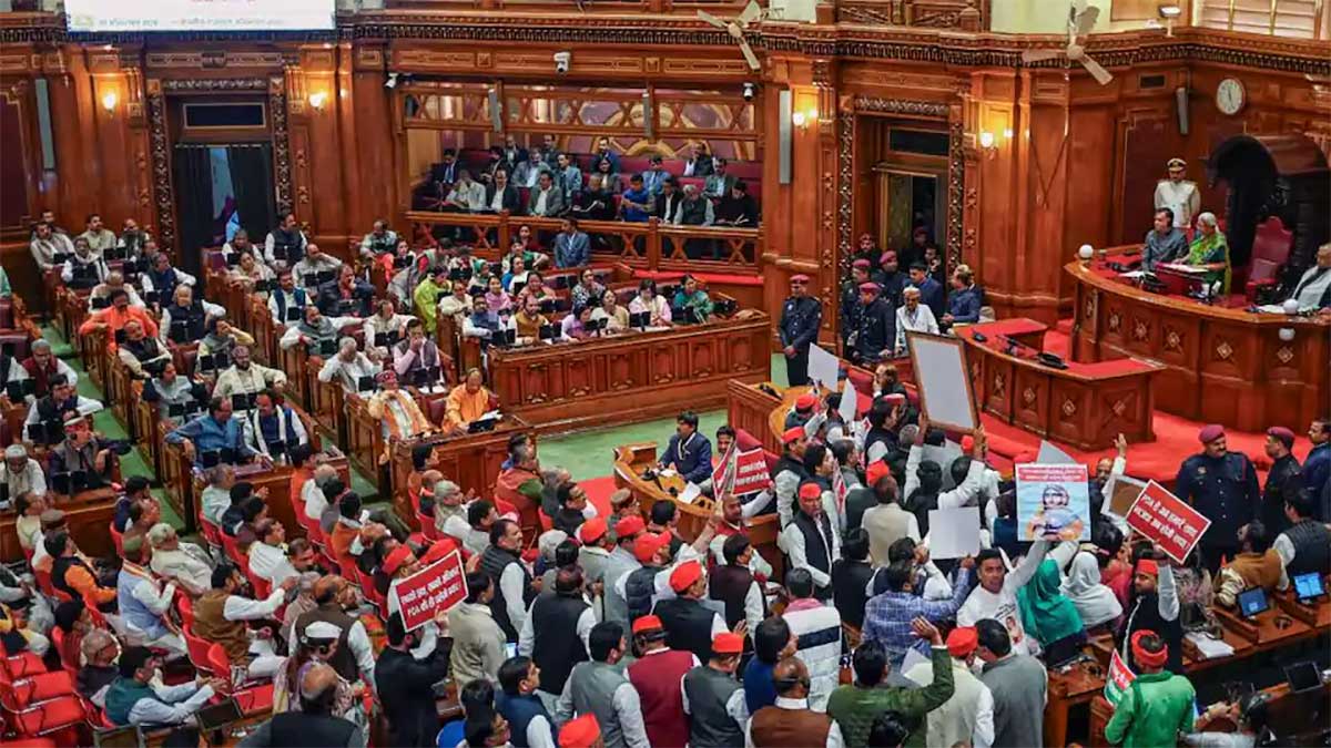 यूपी विधानसभा में हाथापाई की नौबत, योगी के मंत्री से सपा विधायकों ने छीने कागज