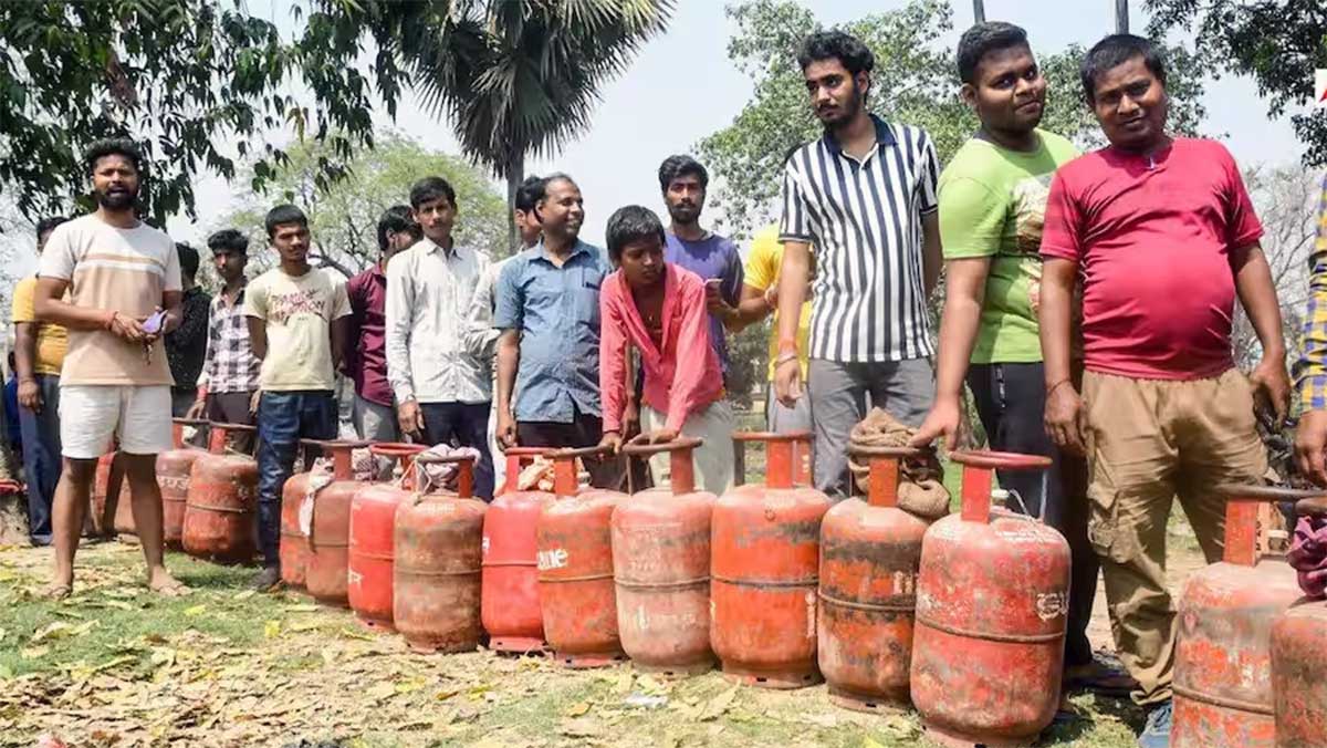 LPG को लेकर घबराहट क्यों? सरकार बोली- गैस की कमी नहीं, अफवाहों के कारण बुकिंग 40% से ज्यादा बढ़ी